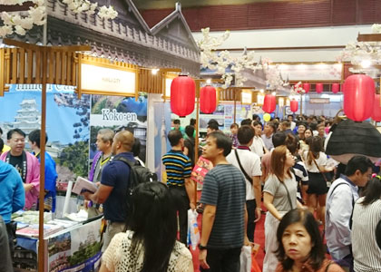 バンコクで開催された国際旅行フェアで日本ブースに群がるタイ人